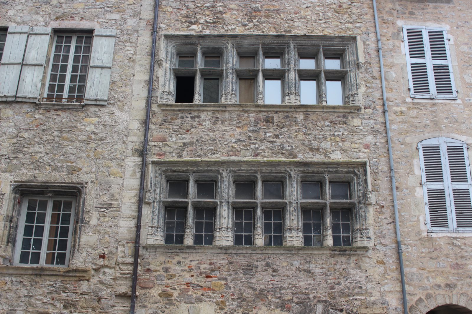 Villefranche-de Rouergue fenêtre gothiques place du marché