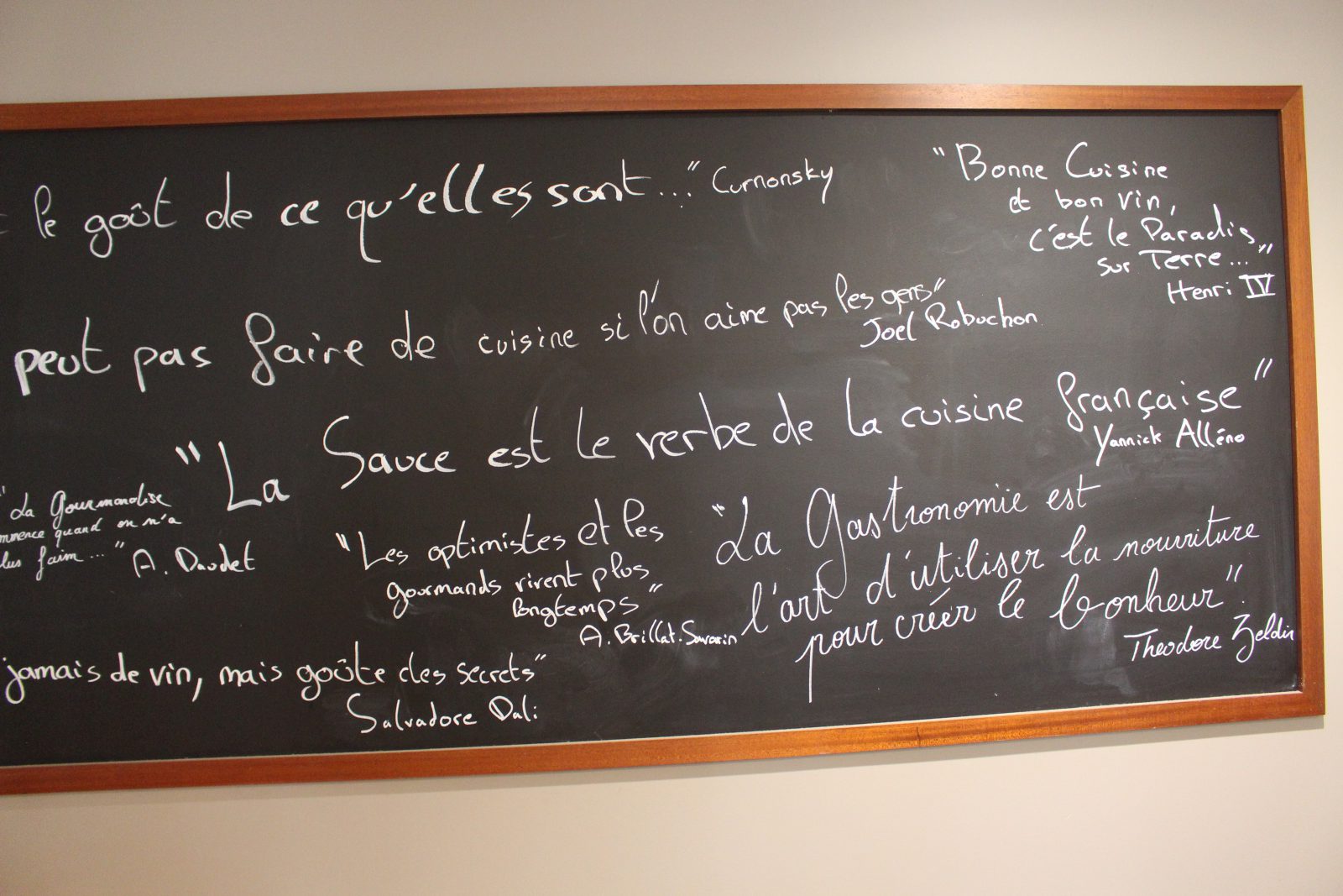 Aveyron restaurant L'Univers Villefranche de Rouergue ardoise aux citations