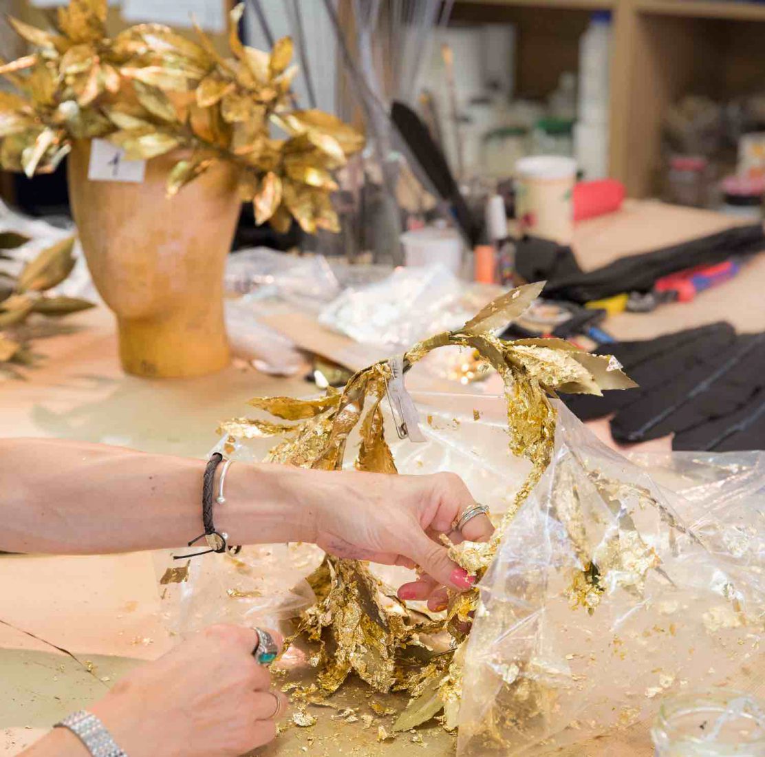 Travail de dorure sur couronne, atelier décoration sur costumes, Opéra national de Paris / Opéra Bastille. © E. Bauer - OnP