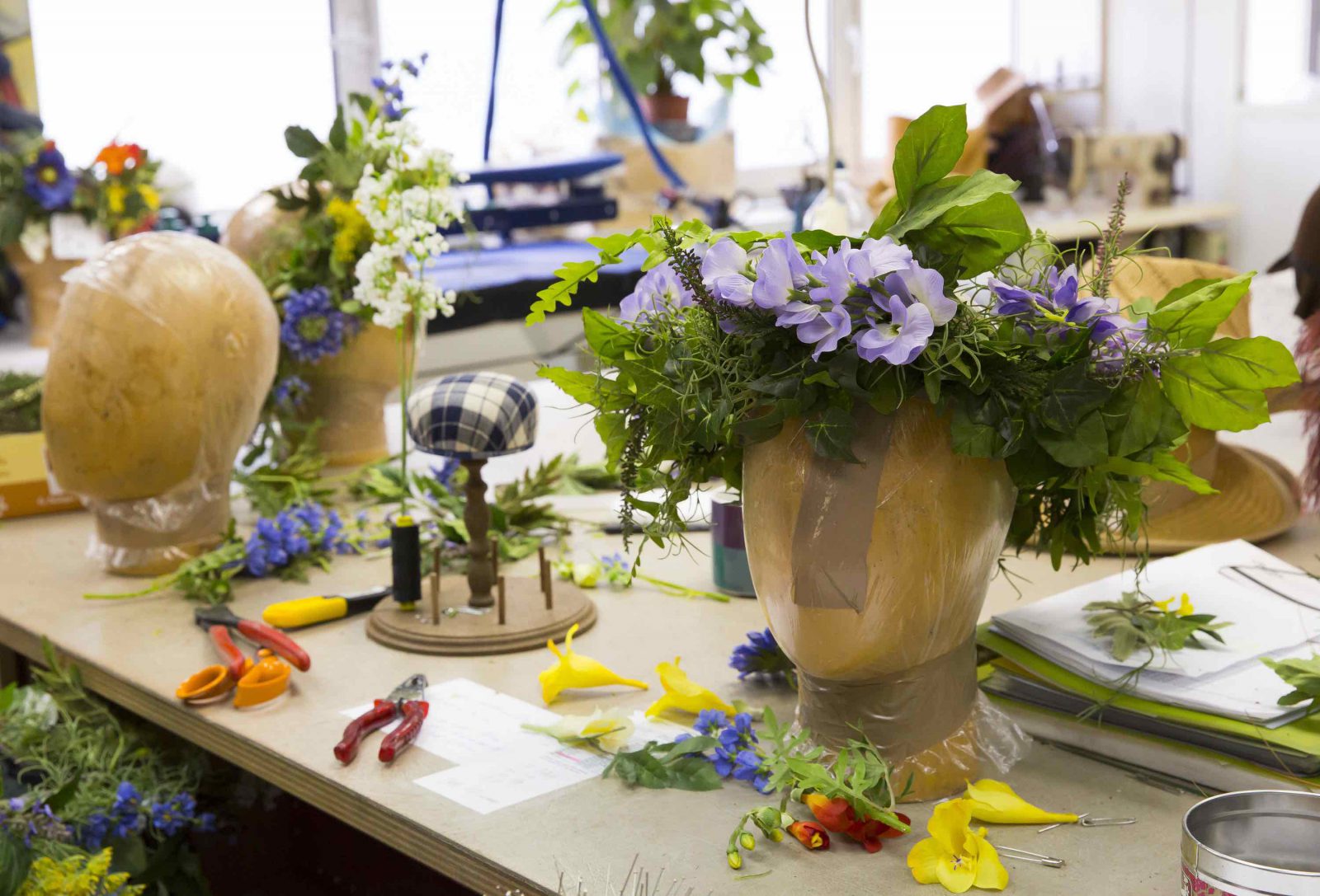 Couronne de fleurs artificielles, atelier modiste, Opéra national de Paris / Opéra Bastille. © C. Pele - OnP