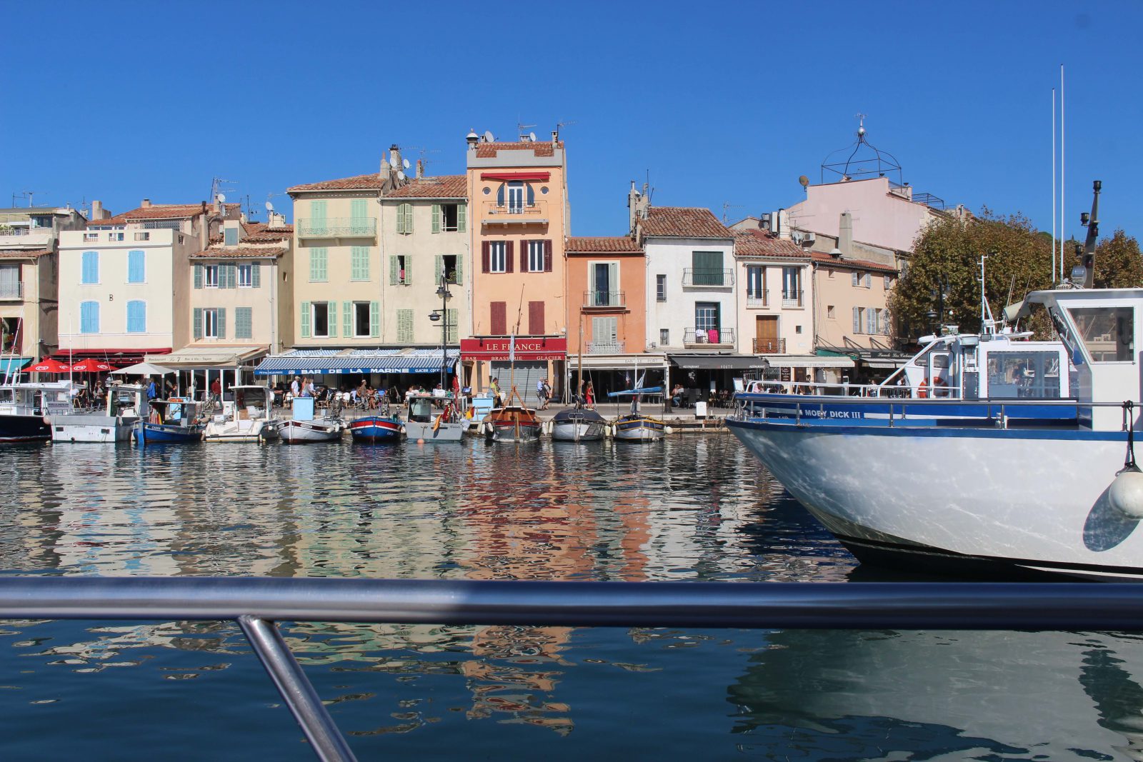 Cassis maisons colorées sur le port