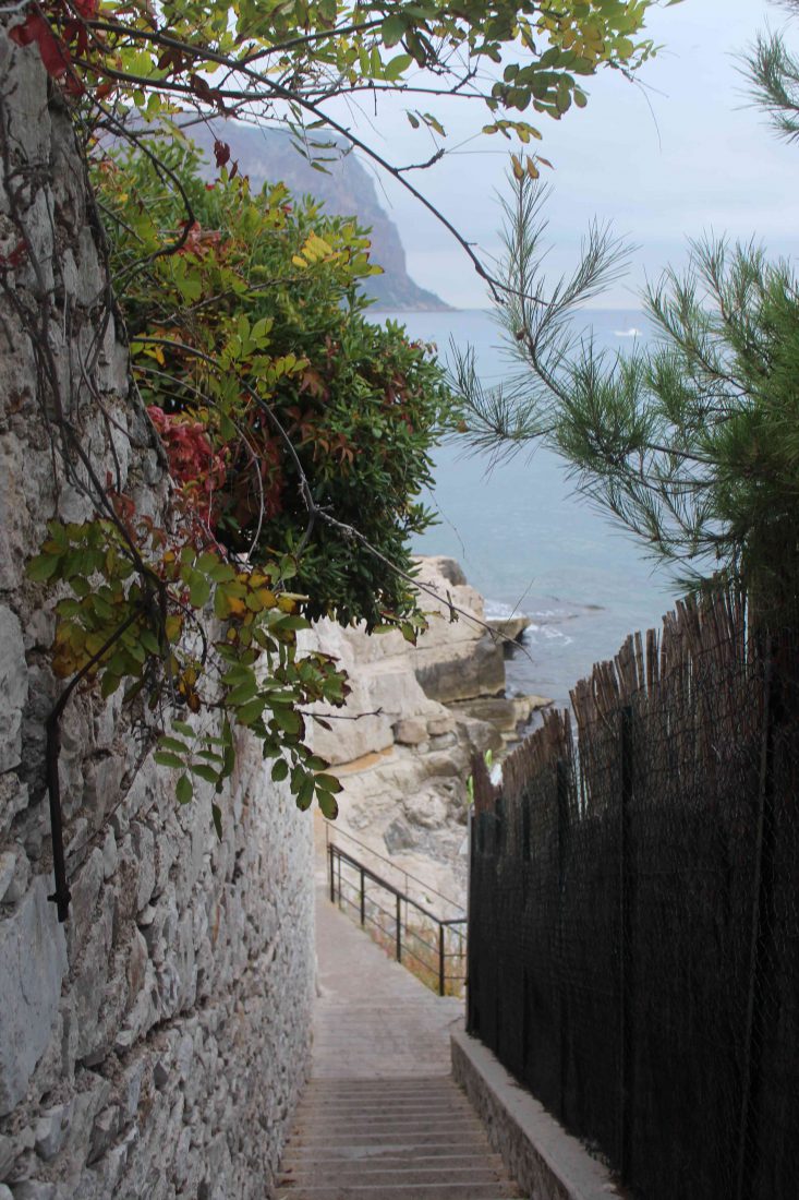 Cassis - Hôtel de la plage descente vers la mer