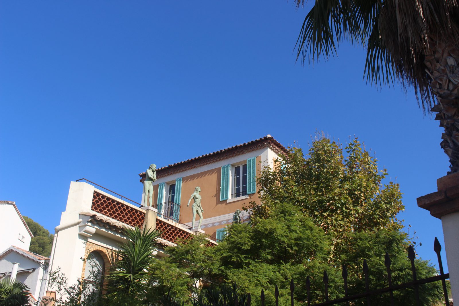 Cassis Villa Ariane statues ornant le toit de la bibliothèque municipale