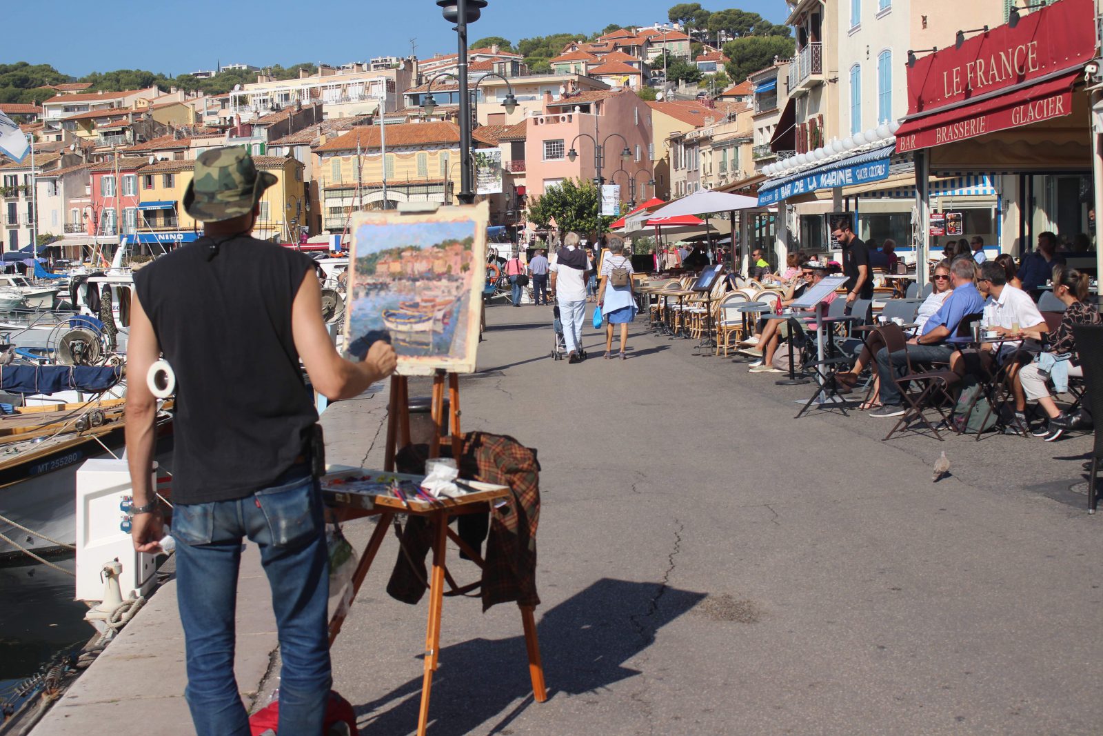 Cassis peintre sur le port