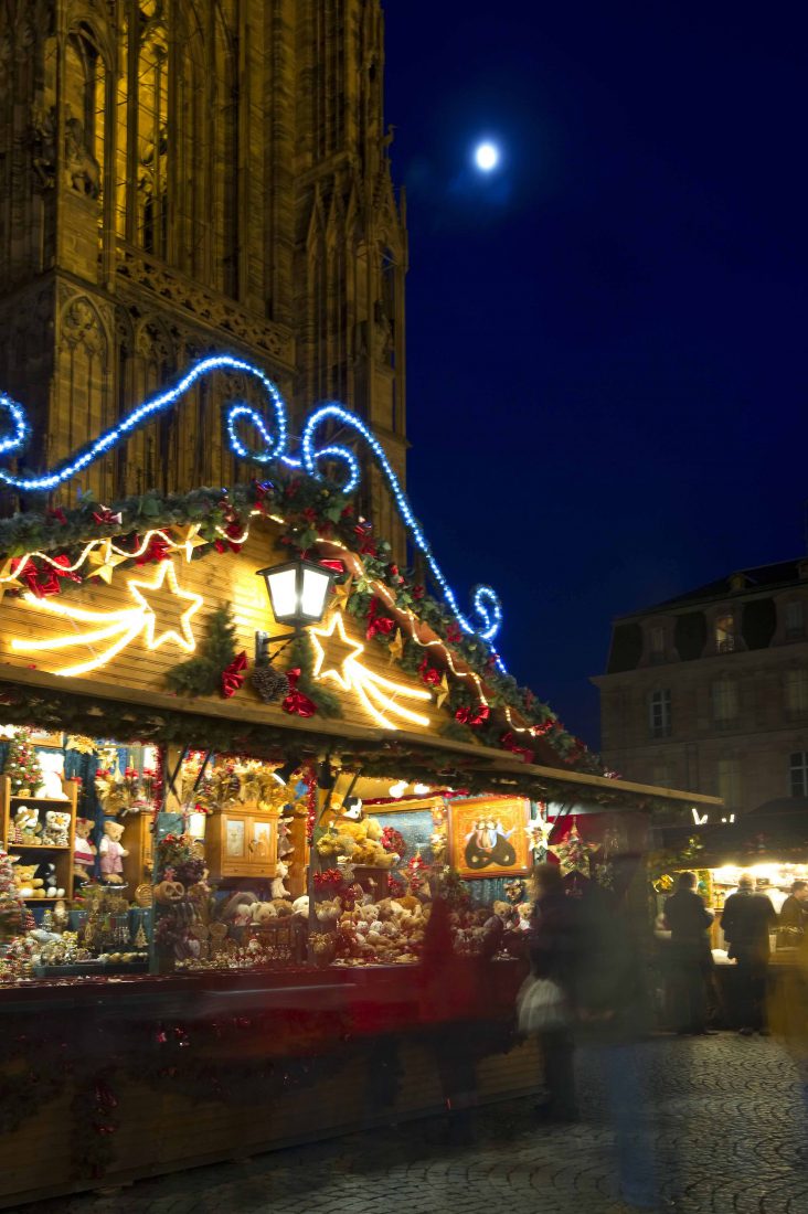 strasbourg au pied de la cathédrale marché de Noël