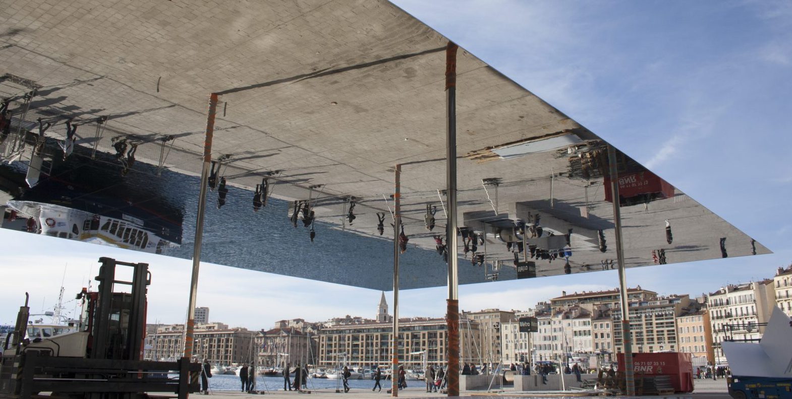 Marseille l'ombrière sur le Vieux-Port