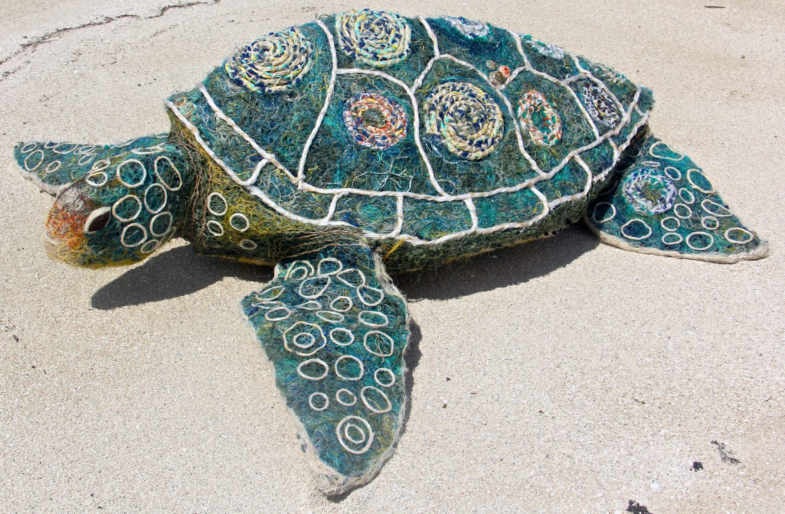 Oeuvre Collaborative / Emarr la tortue, 2017. Filets de pêche recyclés