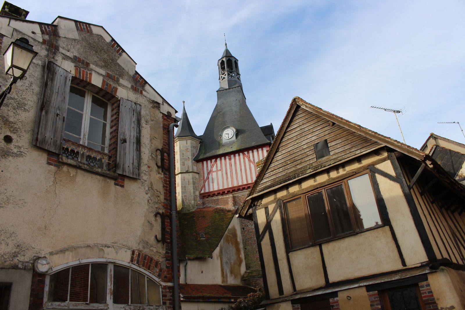 Saint-Fargeau vue et maisons à colombages