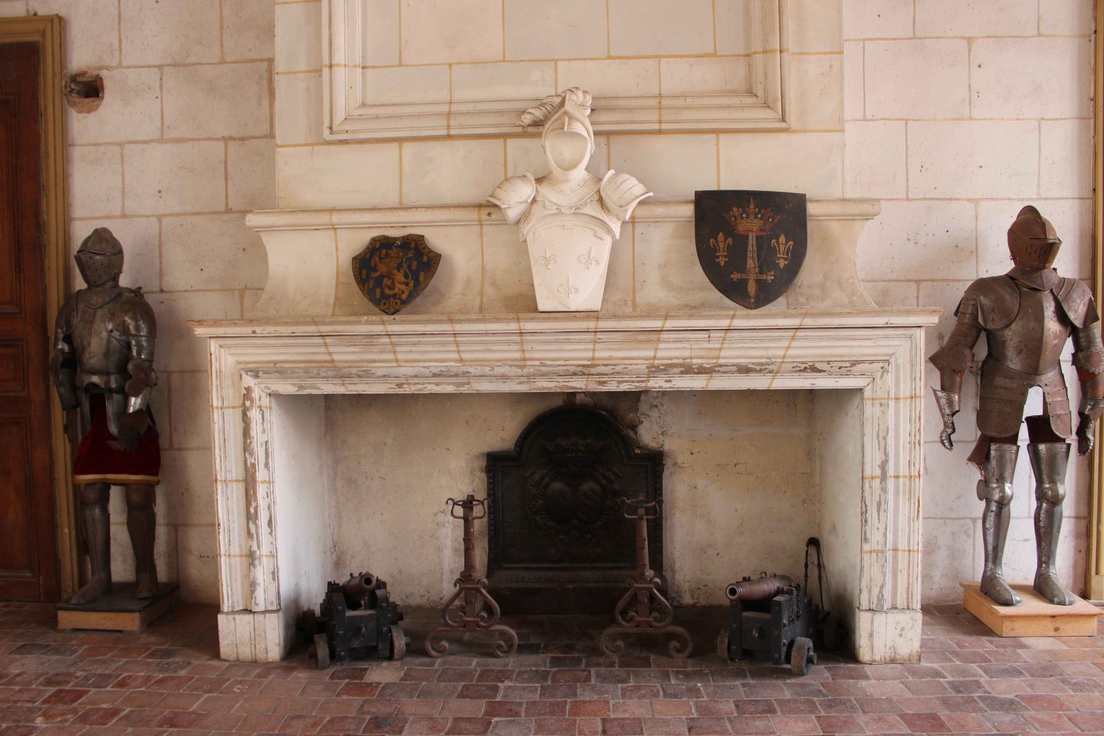 Château de Saint-Fargeau cheminée et armures