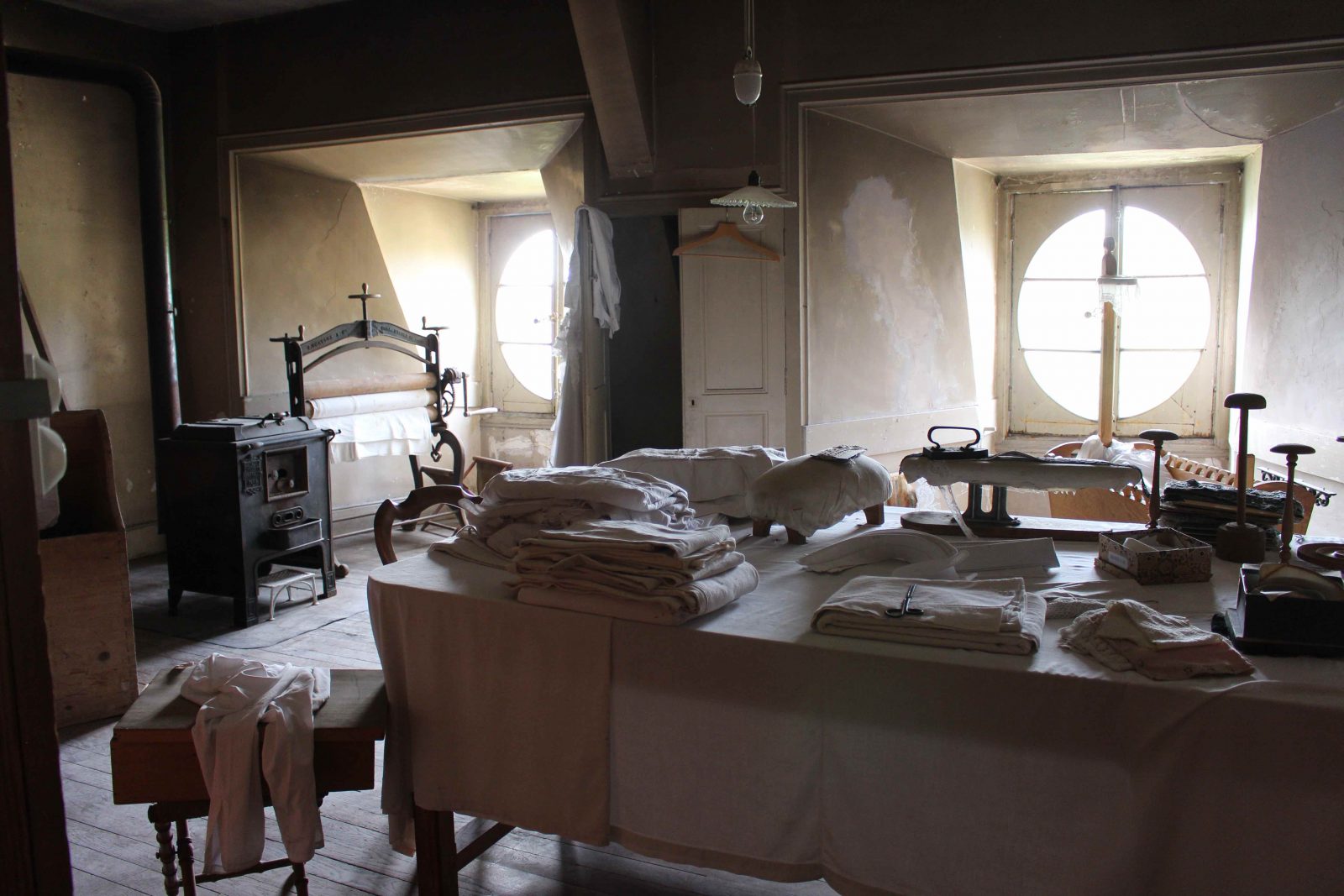 Château de Saint-Fargeau salle de repassage dans les combles