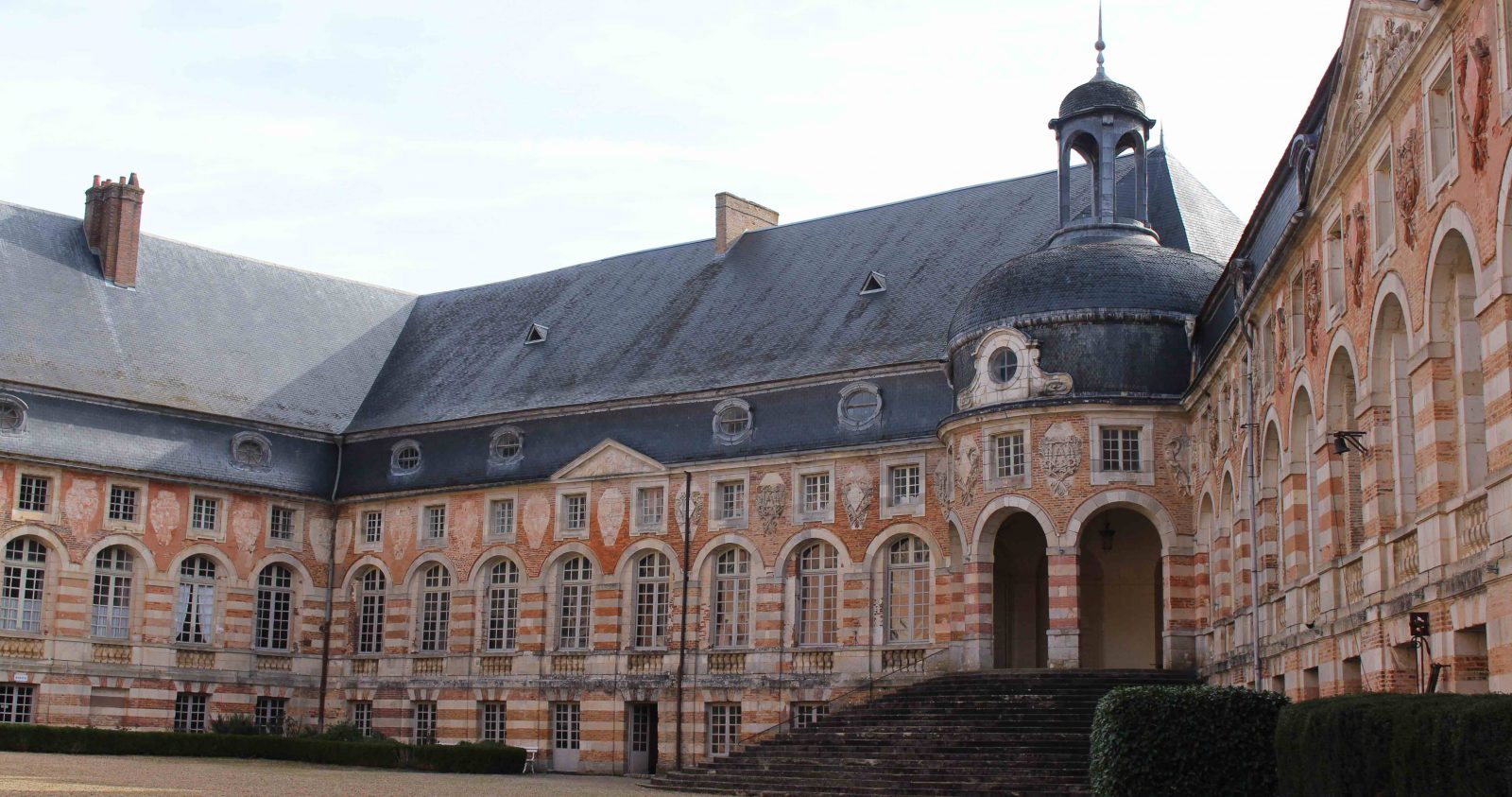 Château de Saint-Fargeau la COur d'honneur
