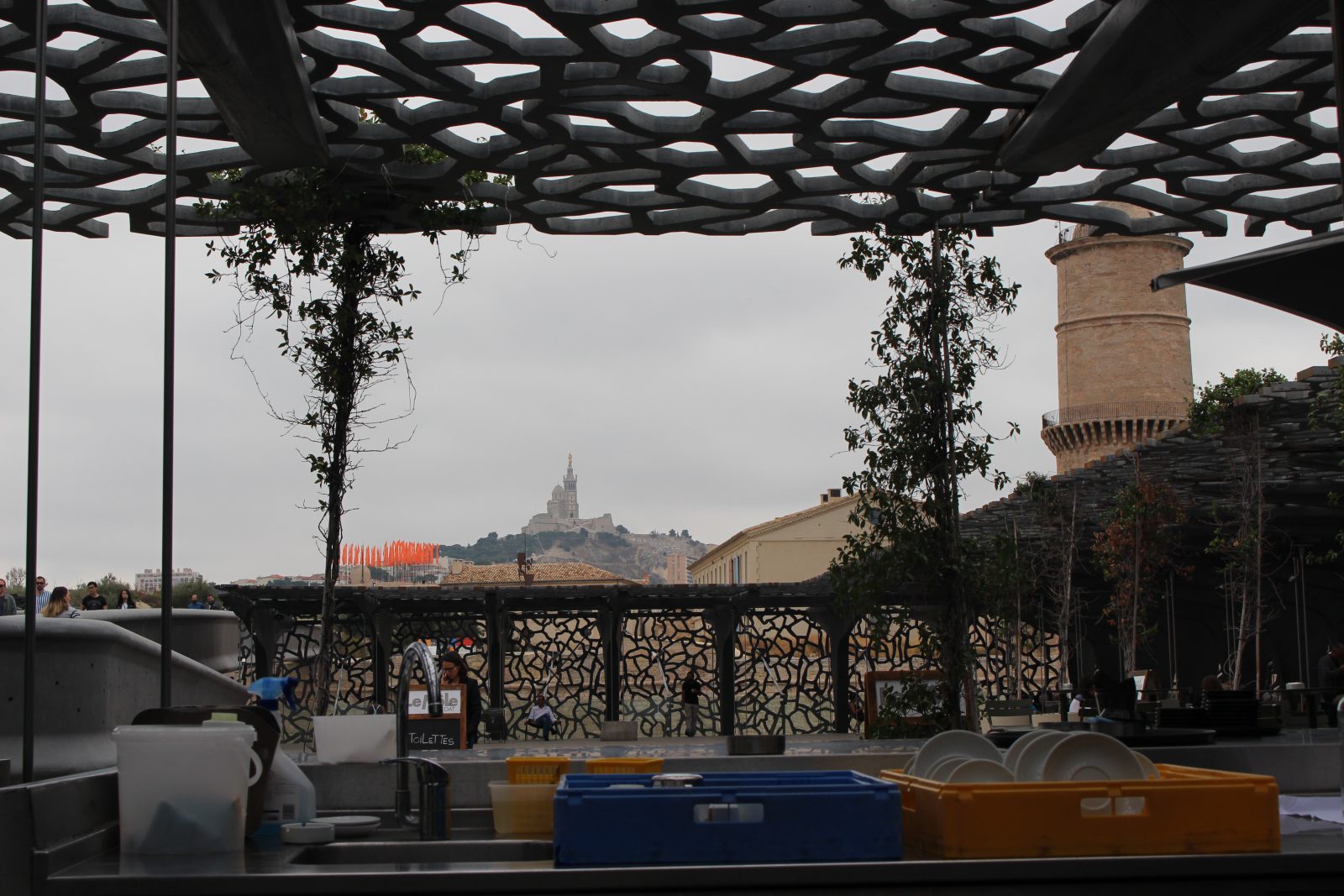 Marseille le MuCEM - vue sur la Bonne Mère