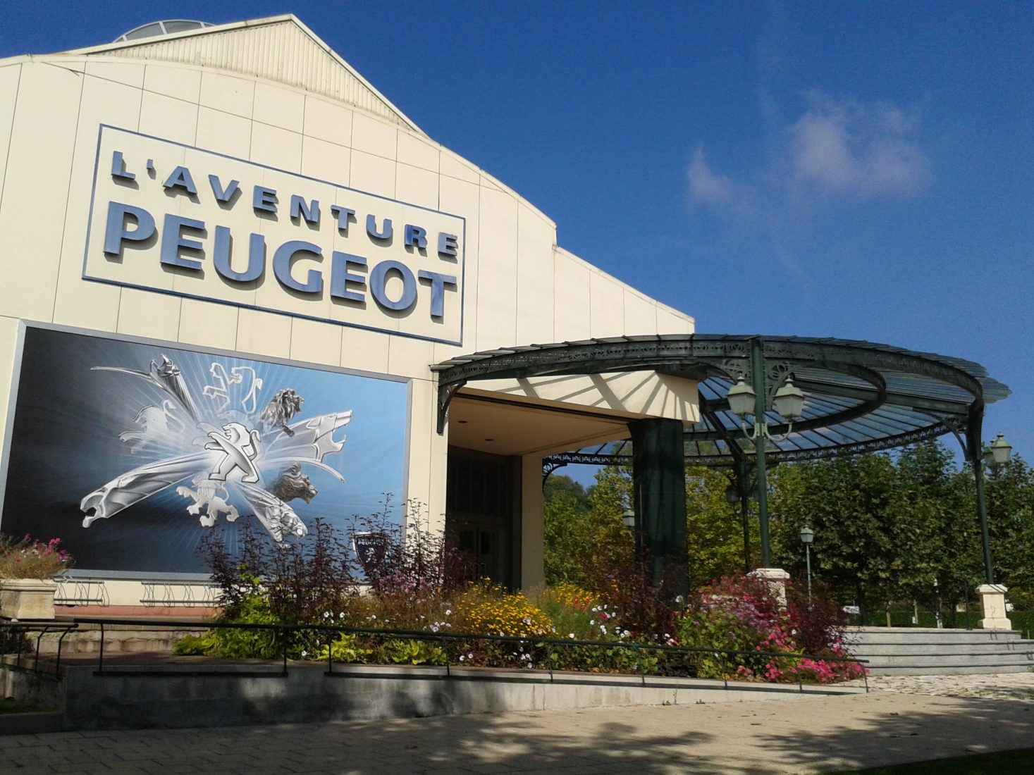 Musée de l'aventure Peugeot Sochaux extérieur rotonde
