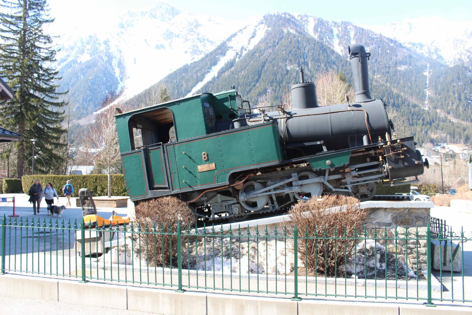 Chamonix Montenvers une locomotive ancienne 