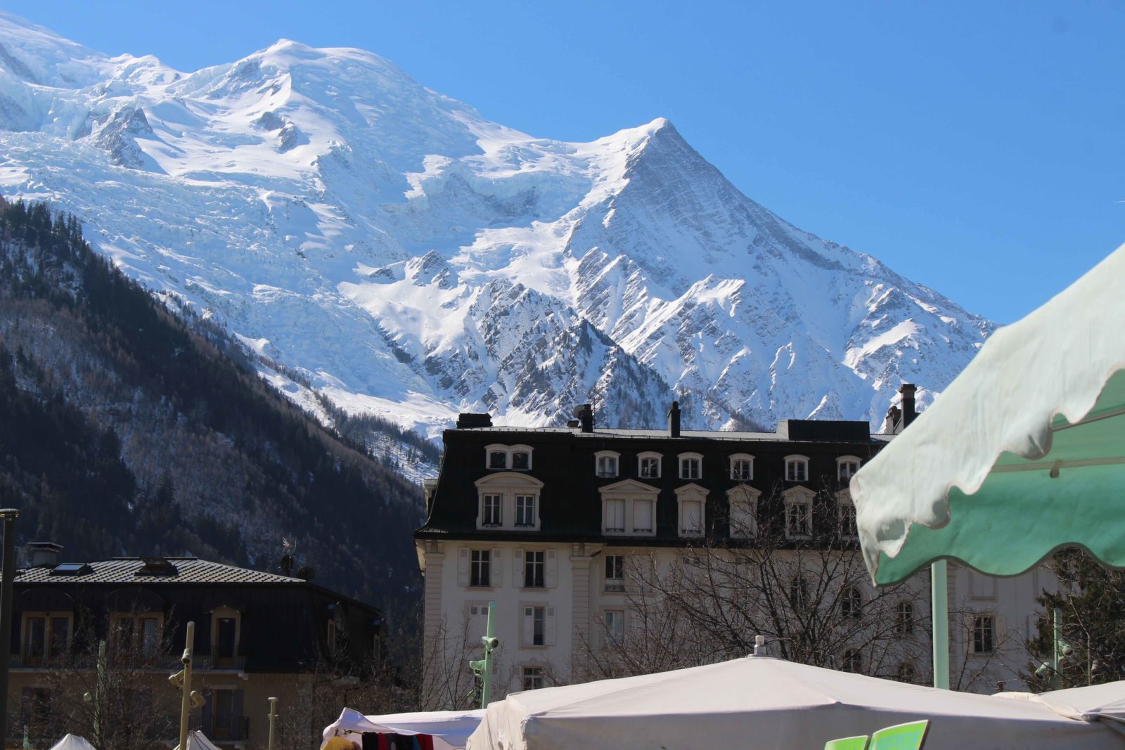 Chamonix vue sur le mont blanc depuis le marché 