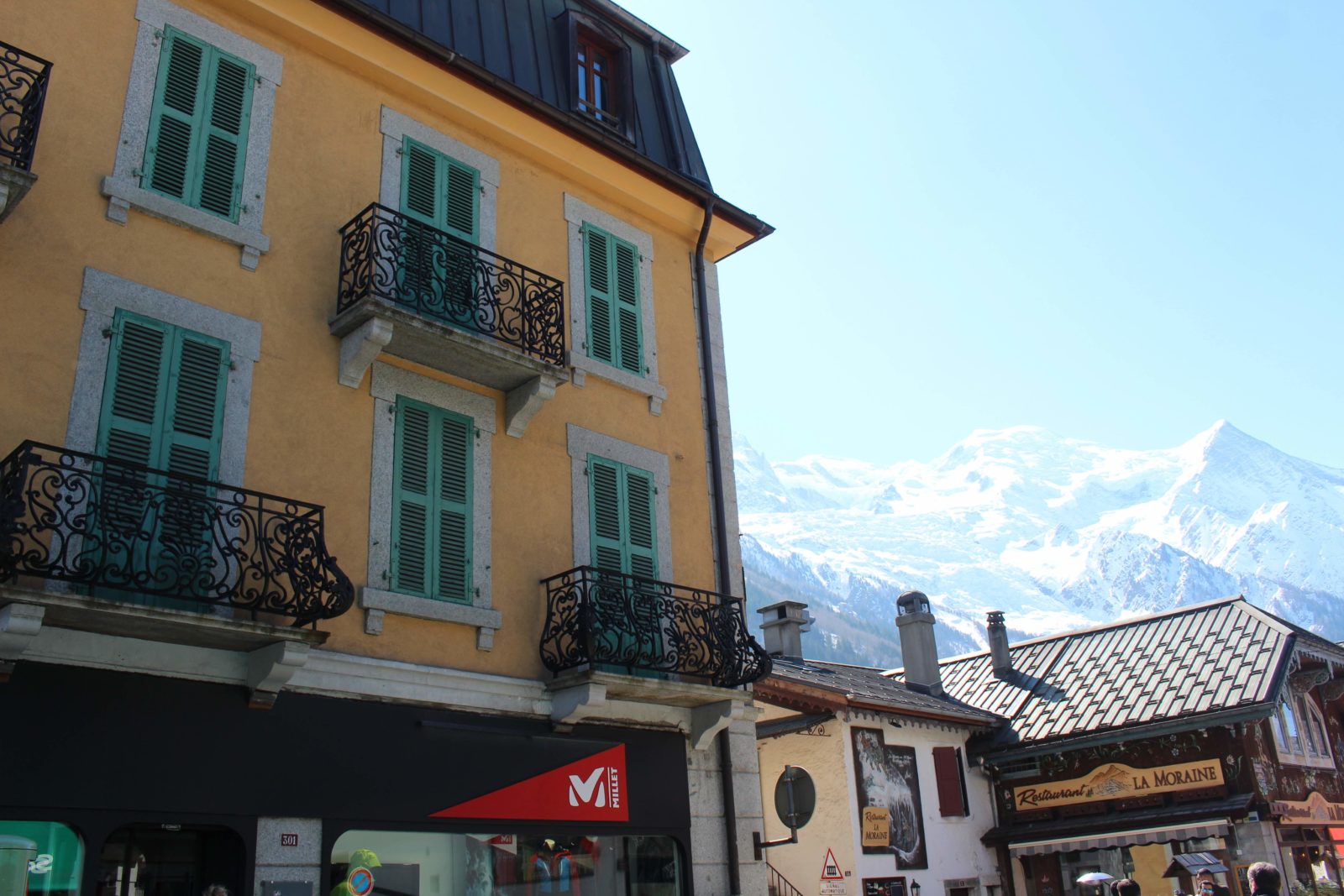 Chamonix maison typique avec mont-blanc 