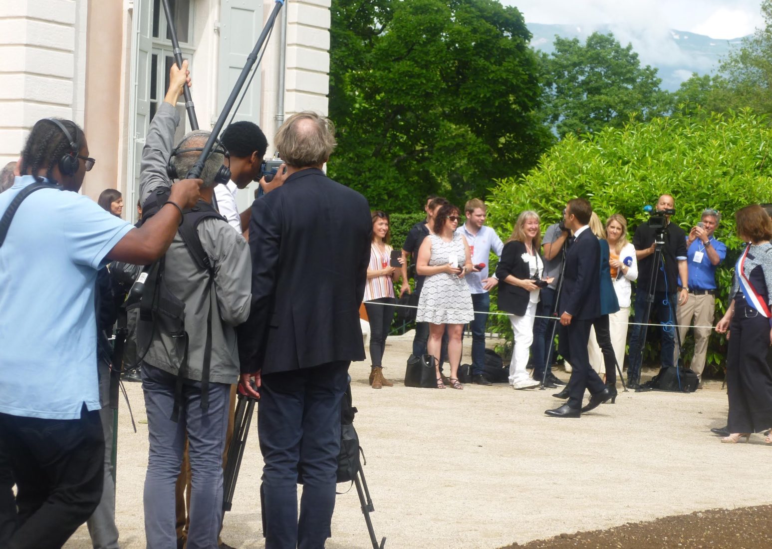 Château de Ferney Voltaire la presse Emmanuel Macron