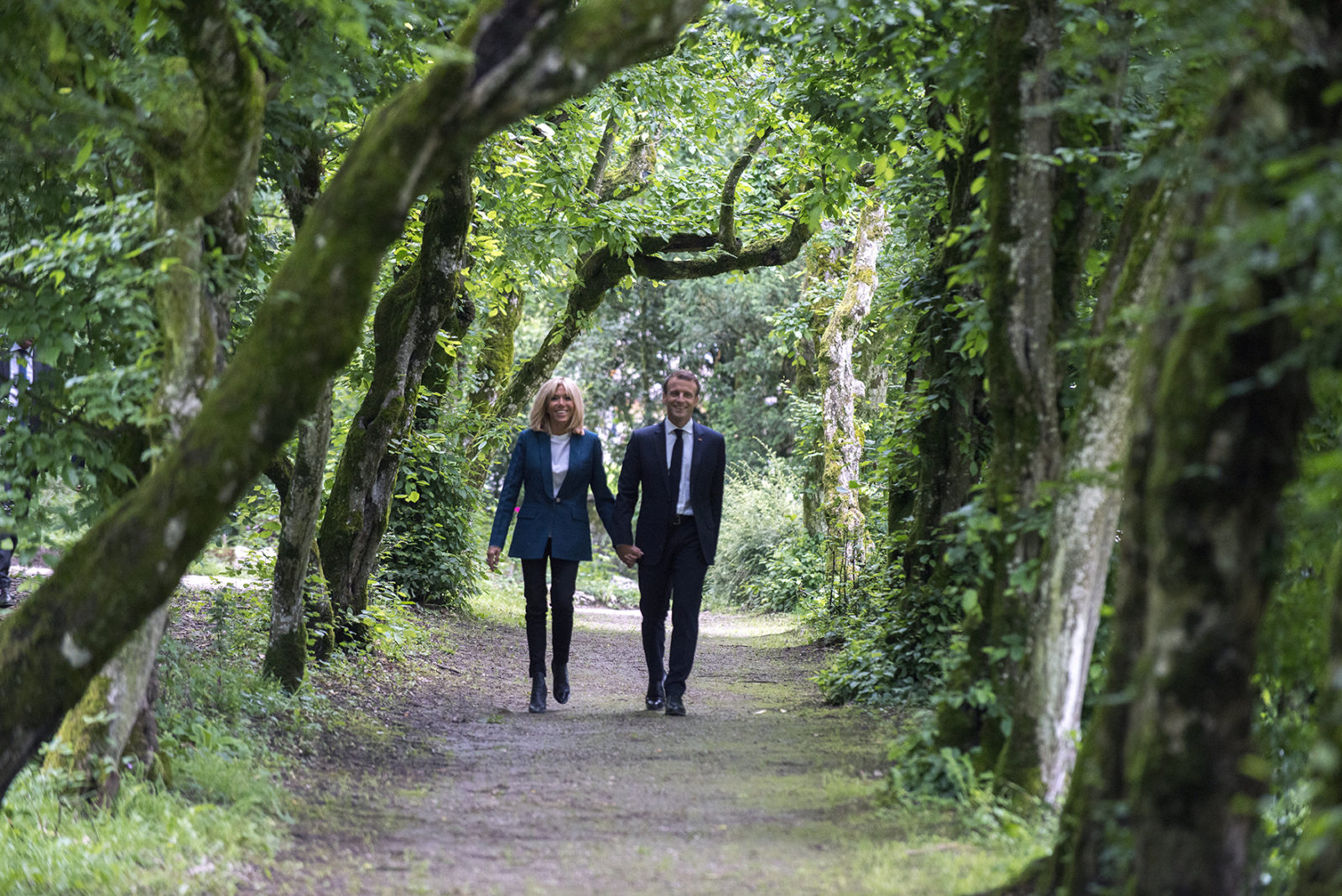 château et jardin de Ferney Macron et brigitte sous la charmille