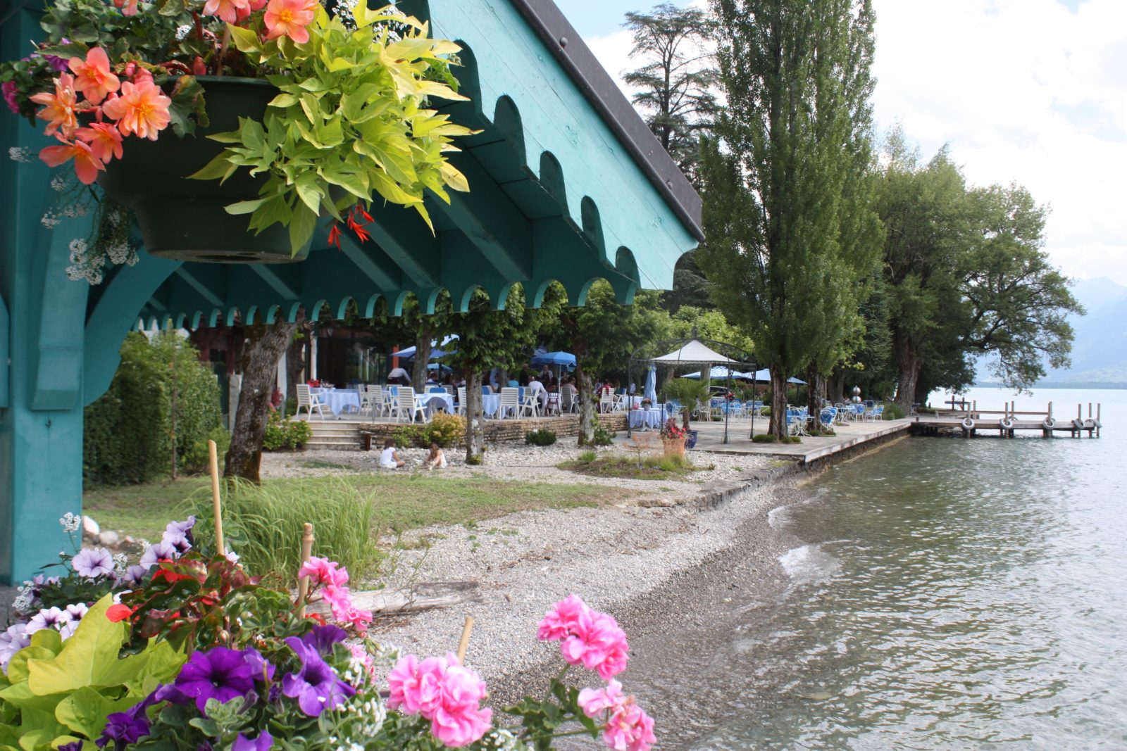 Annecy Festival Les Pontons Flingueurs ponton fleuri