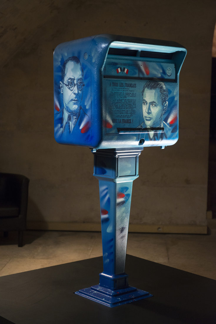 Exposition Illustres de C215 - crypte du Panthéon boi te aux lettres bleue Exposition Illustres de C215 - crypte du Panthéon boi te aux lettres bleue