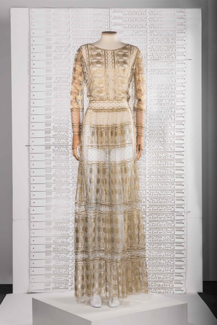 Exposition Haute Dentelle robe ALBERTA FERRETTI [dentelles MÉRY] 