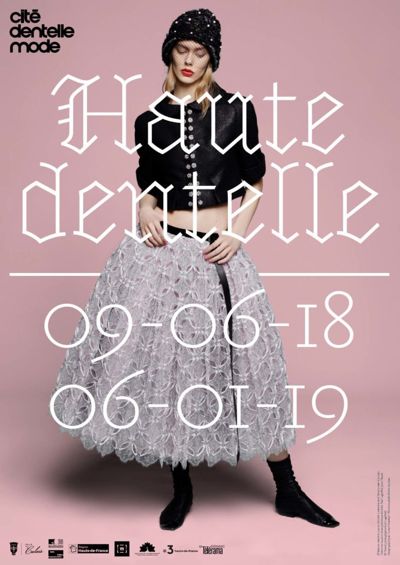 Exposition haute Dentelle détail robe CHANEL, photographie Karl Lagerfeld