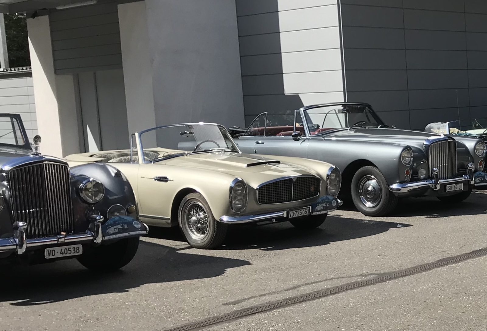  classic cars Saanen Alvis entre deux rolls 