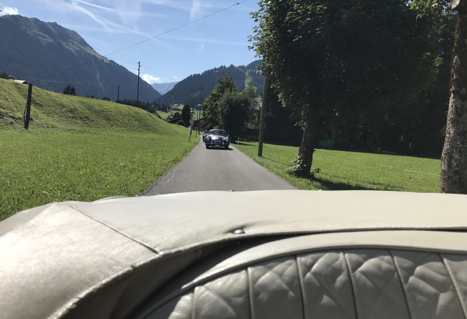  classic cars Saanen cabriolet Alvis sur la route de Gstaad 