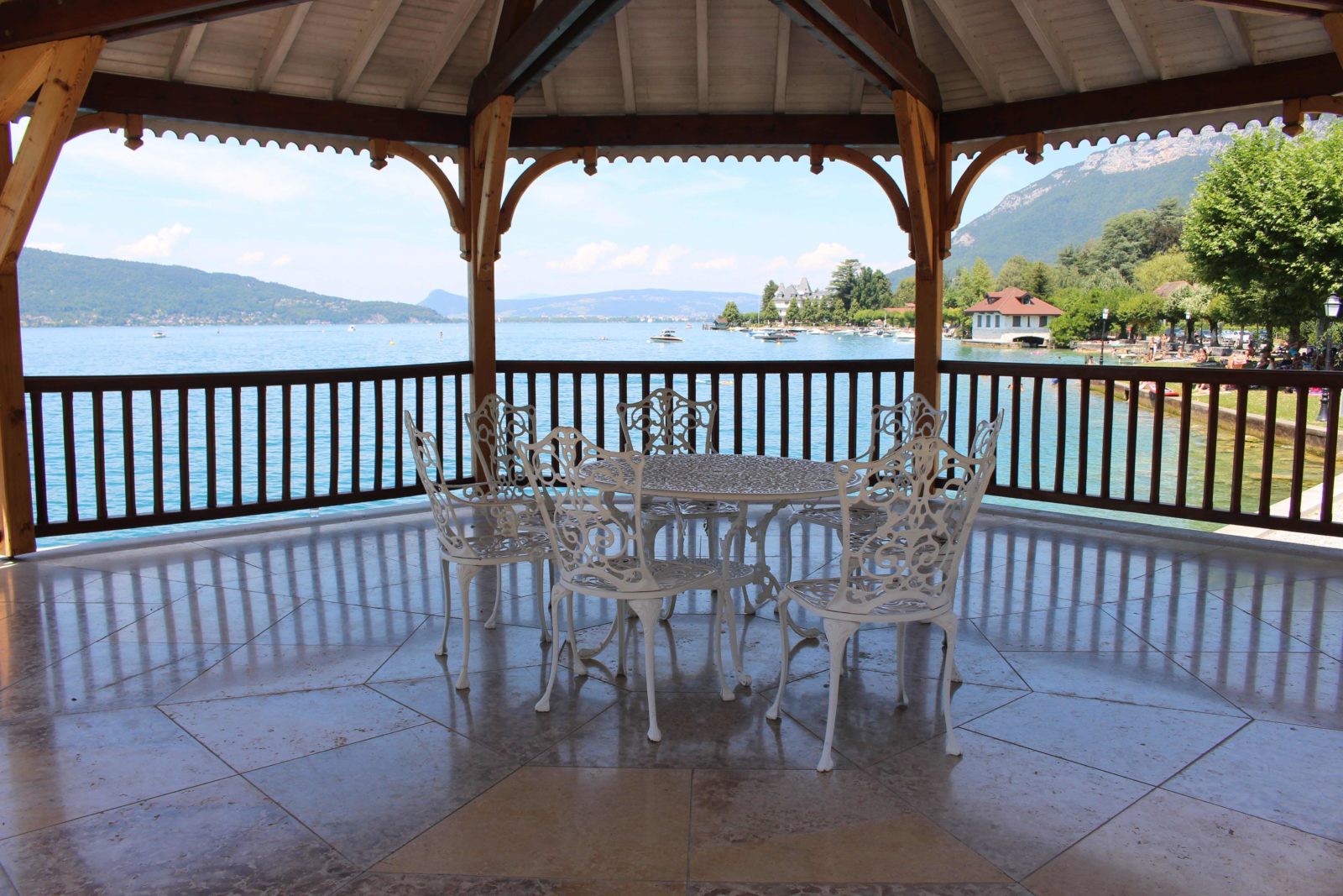 Le Palace de Menthon vue sur le lac depuis le kiosque