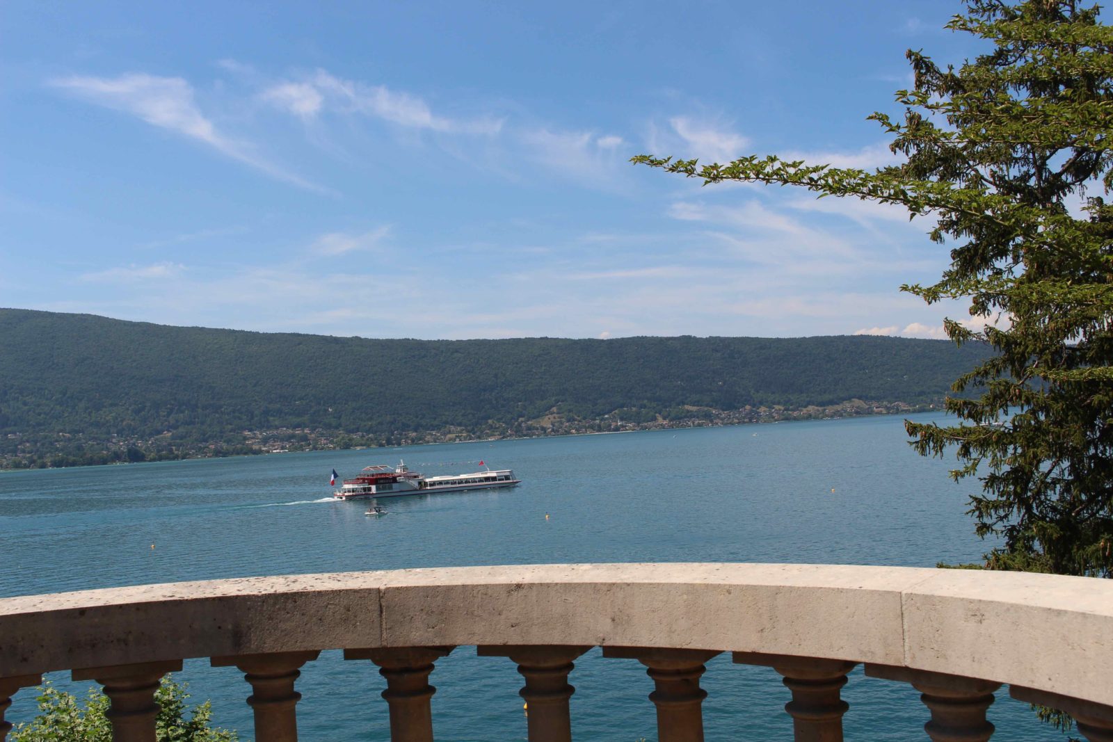 Le Palace de Menthon bateau sur le lac