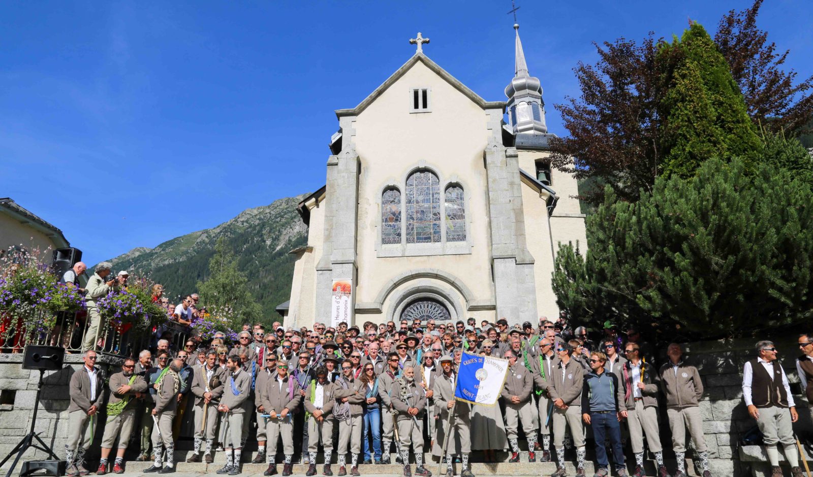 Fête des Guides à Chamonix Vue des guides devant l'église