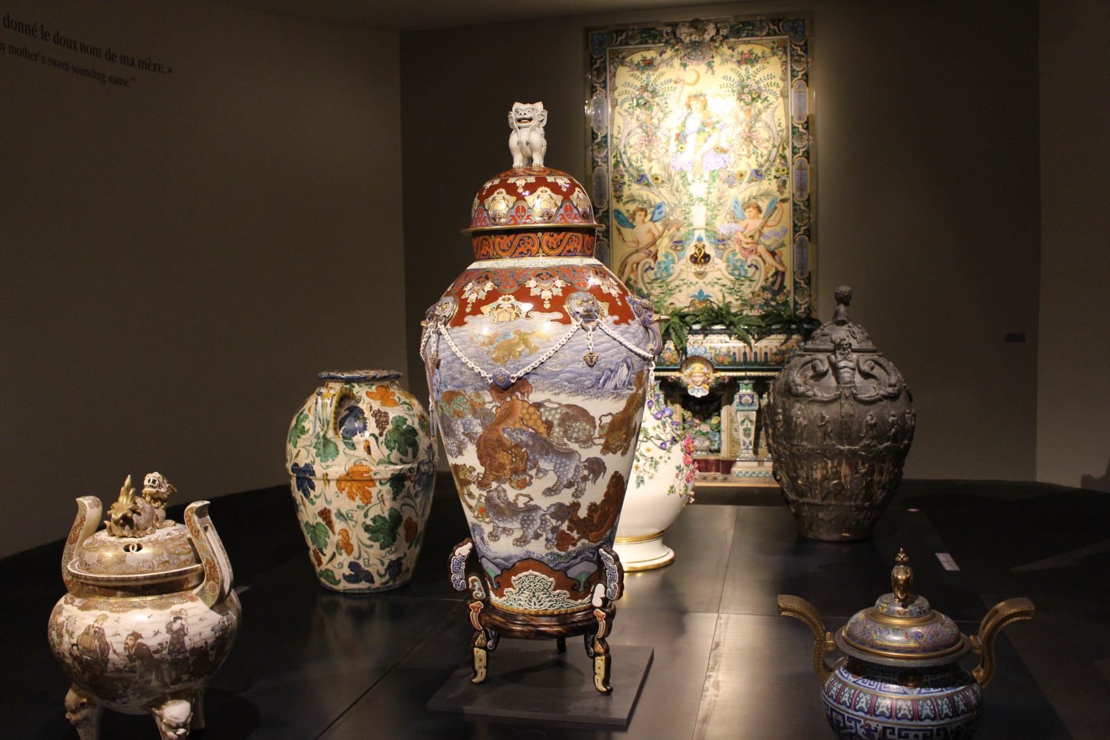 Porcelaine, émaux polychromes et or. Musée Ariana