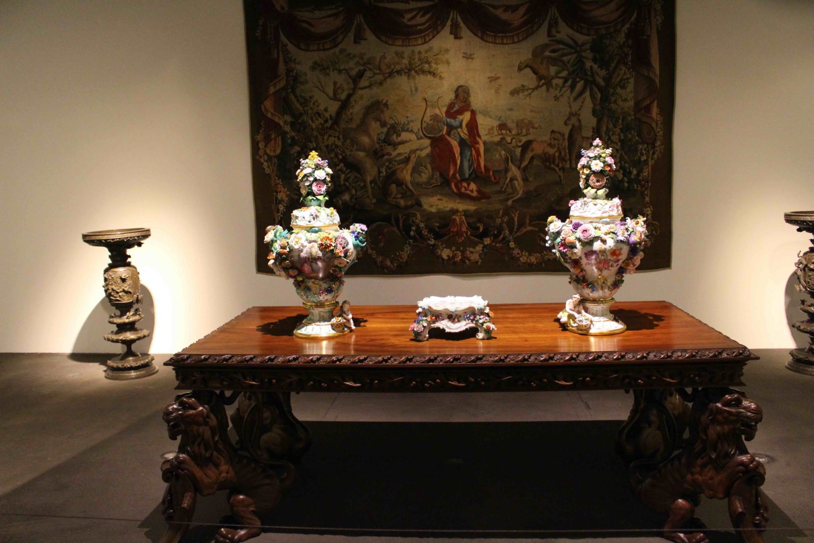 Table aux pieds de lion Musée Ariana