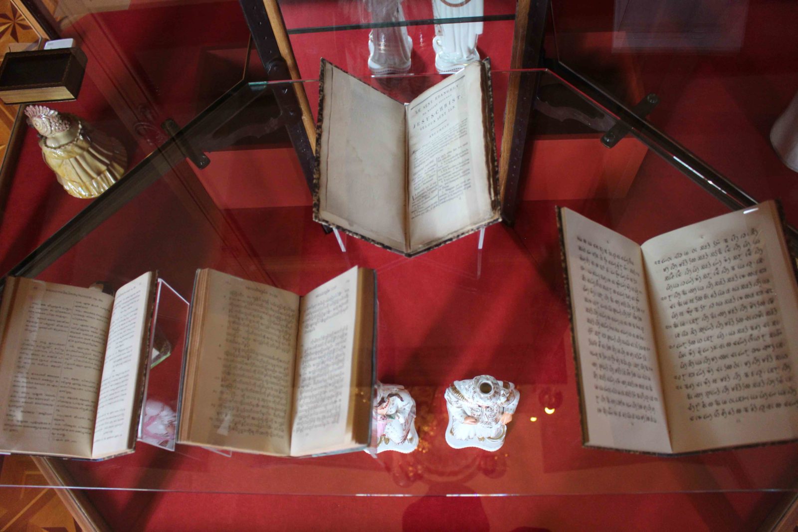 Bibles traduites en plusieurs langues Musée Ariana
