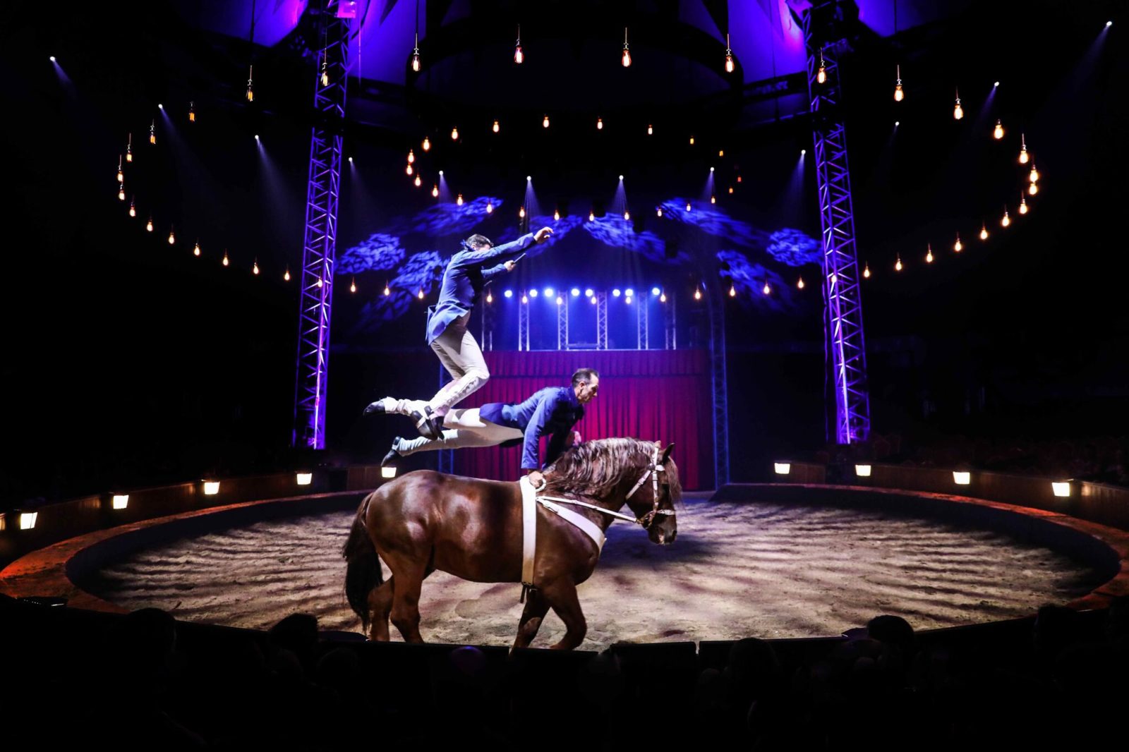 Cirque Alexis Gruss acrobatie chevaux Cirque Alexis Gruss acrobatie chevaux