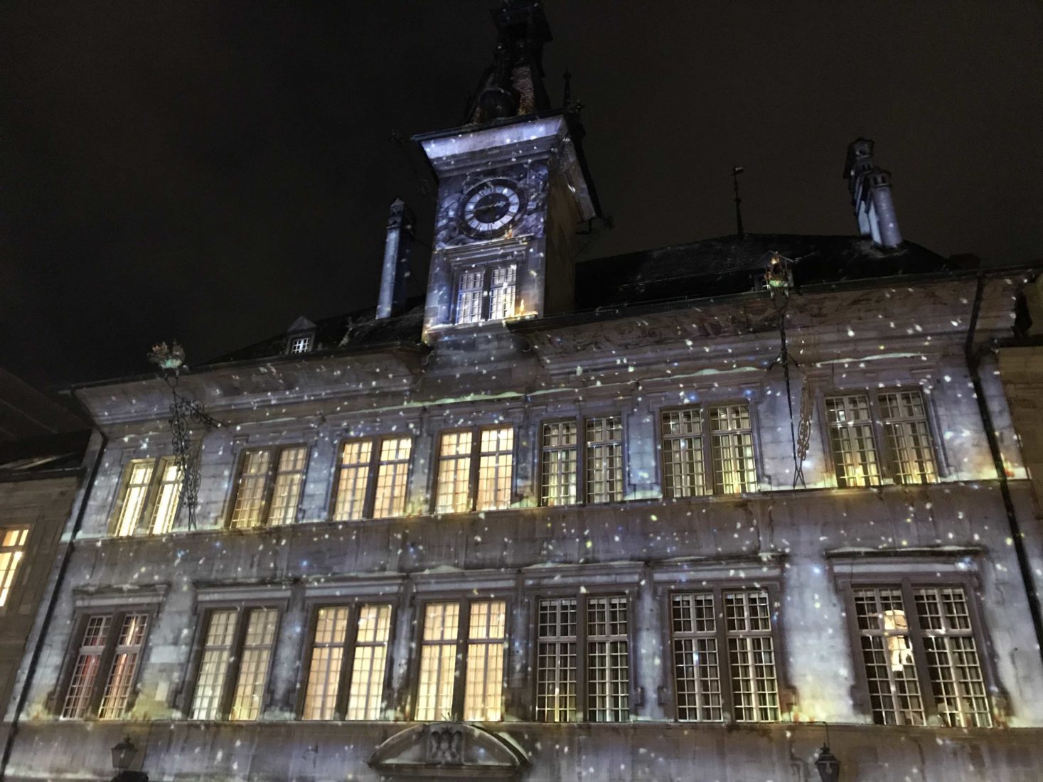 Bônoel 2018 neige sur façade hotel de ville Lausanne