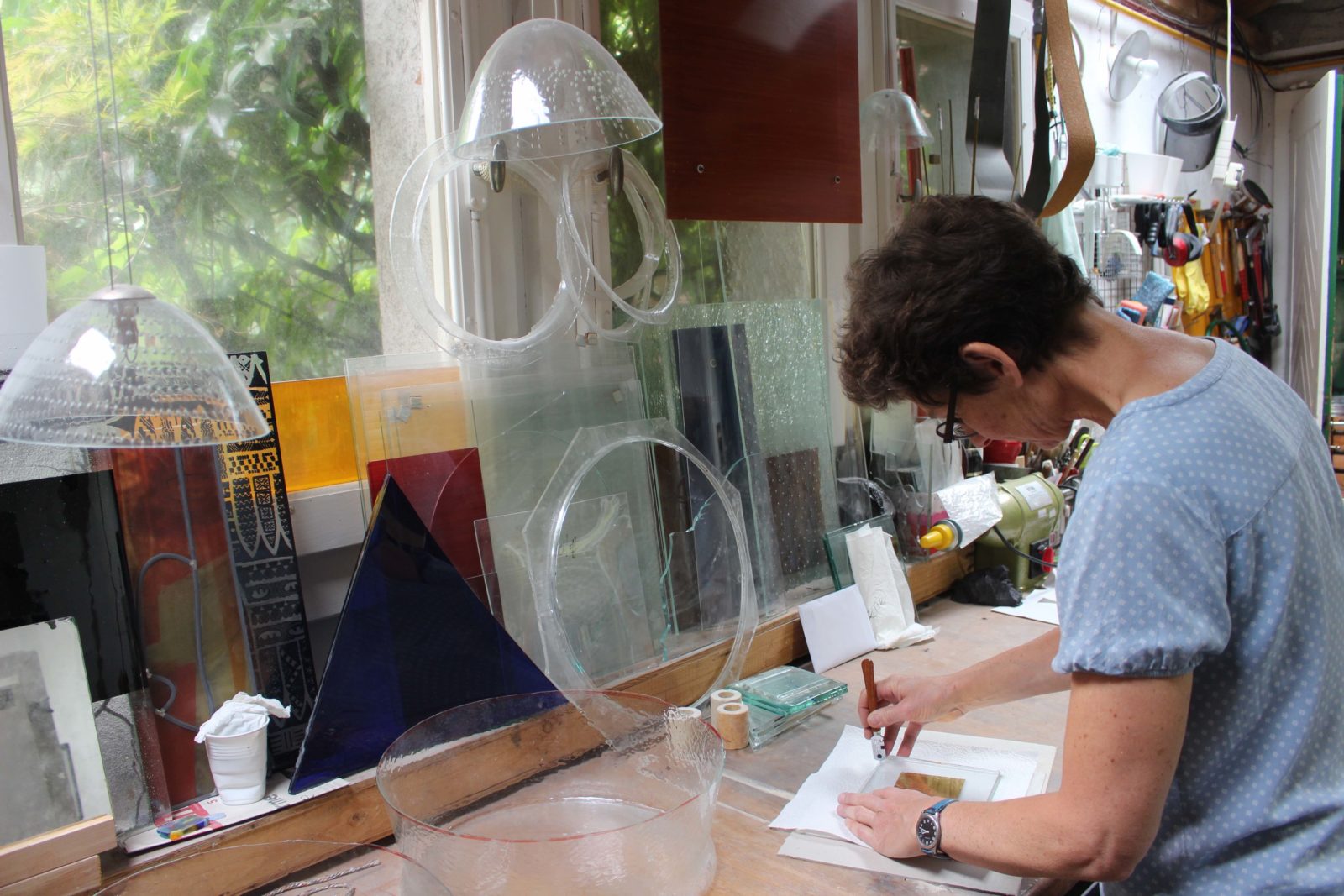 francoise Bolli dans son atelier au travail