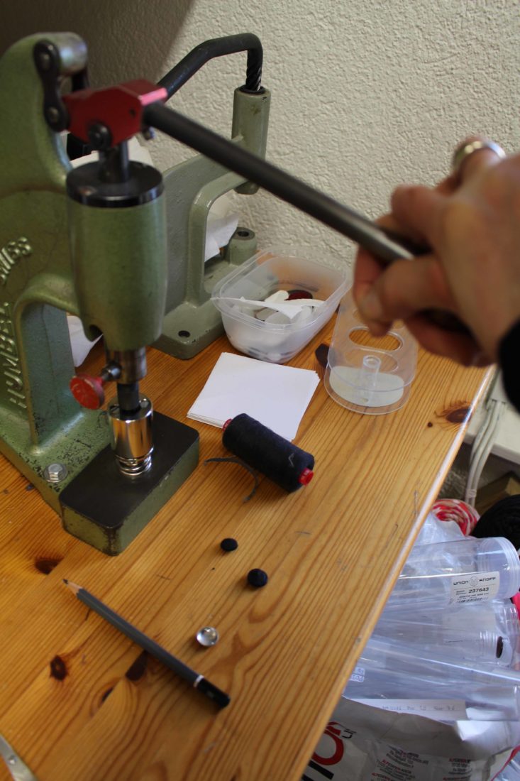 Atelier Casaquin Lausanne machine à recouvrir les boutons