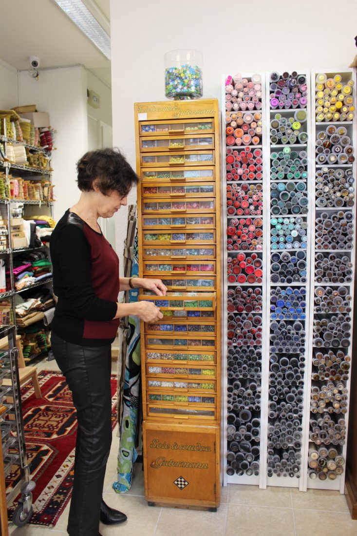 Atelier Casaquin Lausanne Marjorie et ses cylindres de boutons