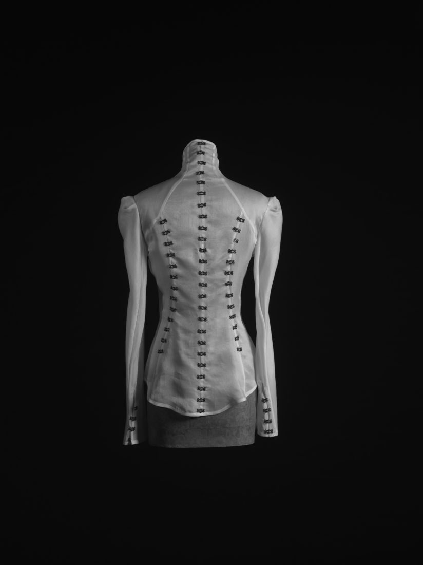 Calais Olivier Theyskens Chemise en organza de soie et agrafes