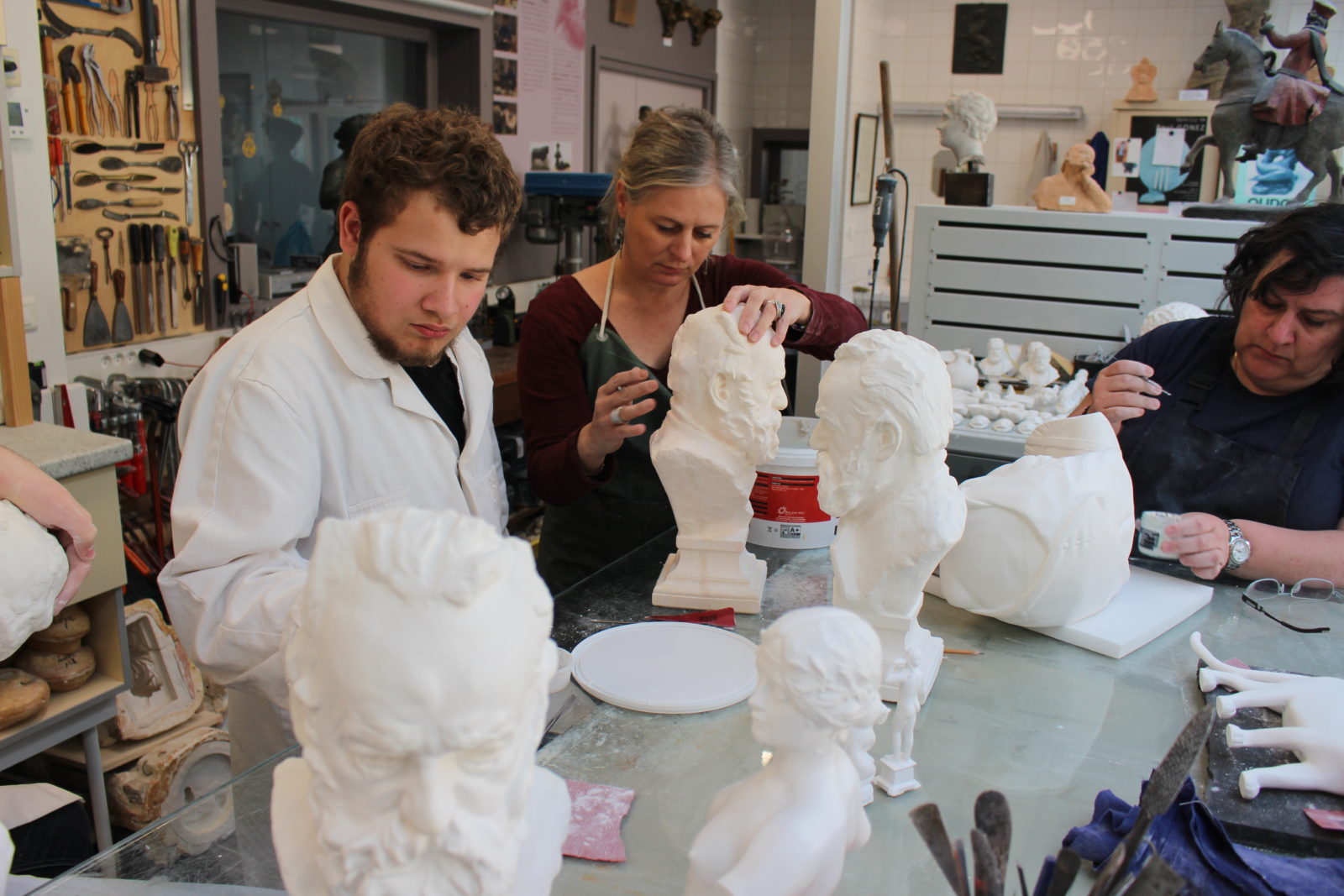 Besançon atelier de moulage - Murielle Dovillaire et un apprenti