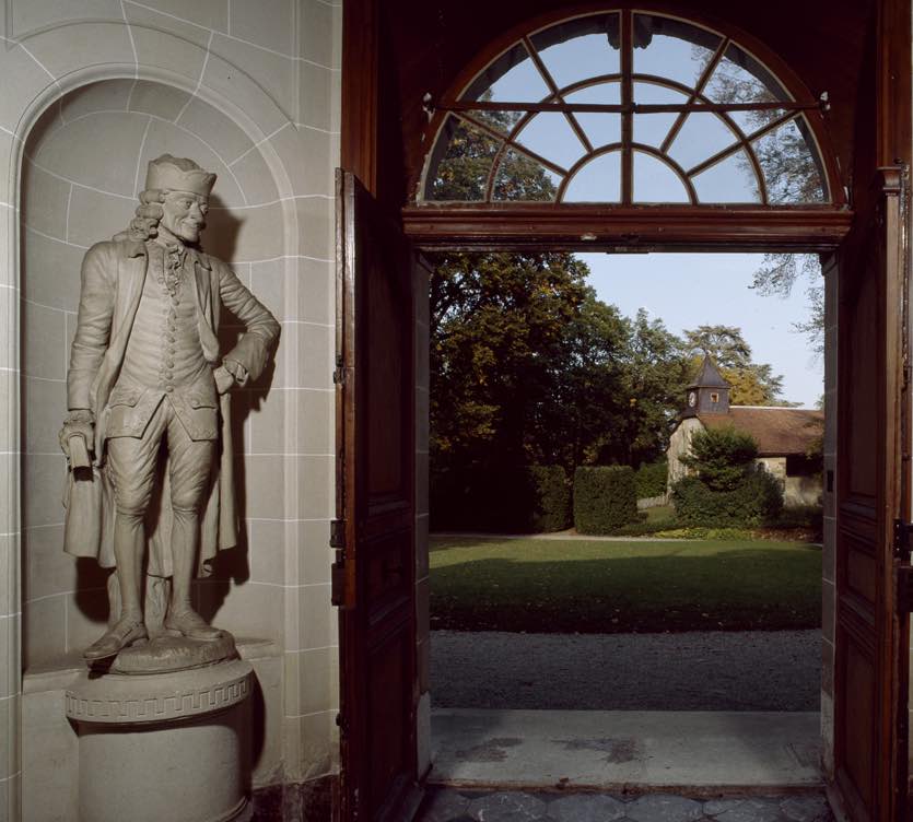 Voltaire entrée du château de Ferney