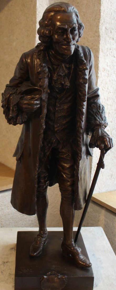 Voltaire chez lui statue de Voltaire par Lambert