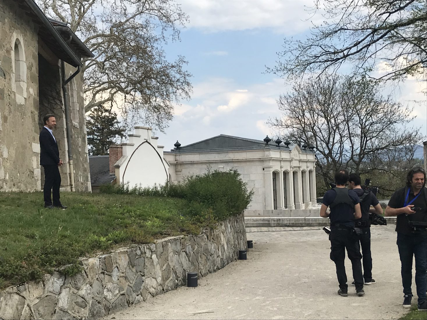 Ferney Voltaire tournage église Stephane BERN