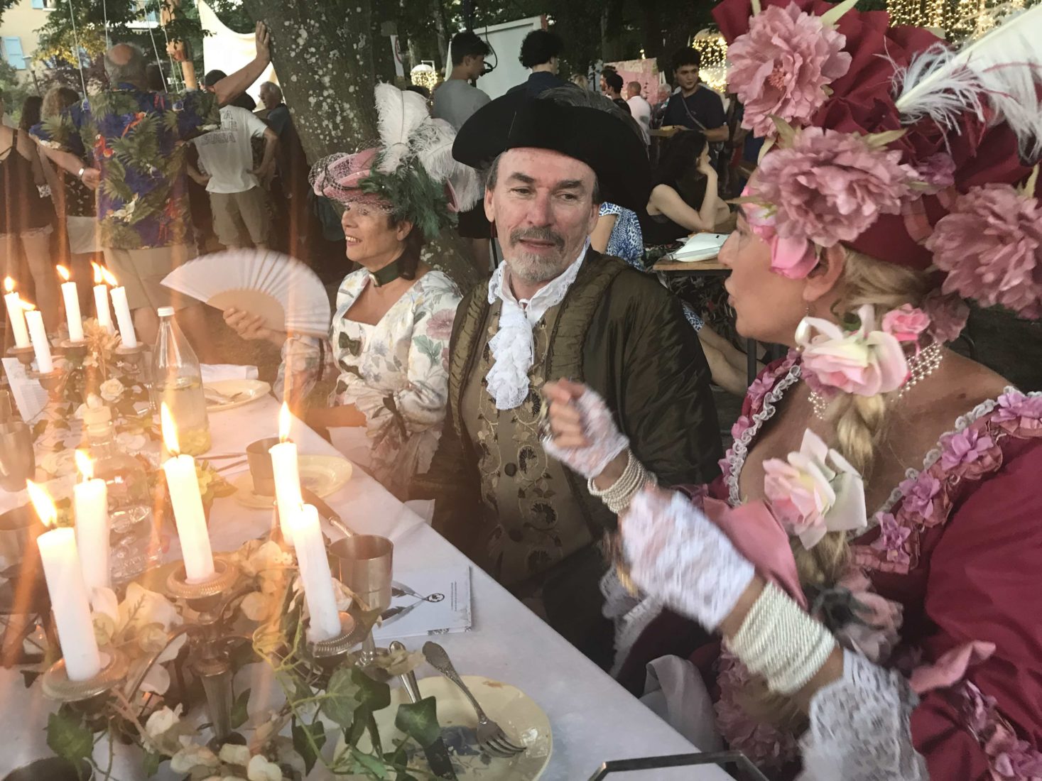 Fête à Ferney-Voltaire 2019 comédiens à table