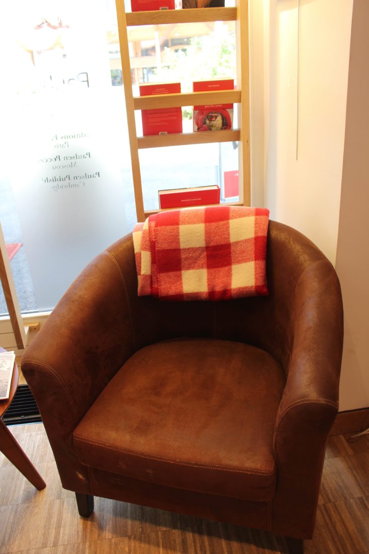 Chamonix Guérin fauteuil avec couverture rouge