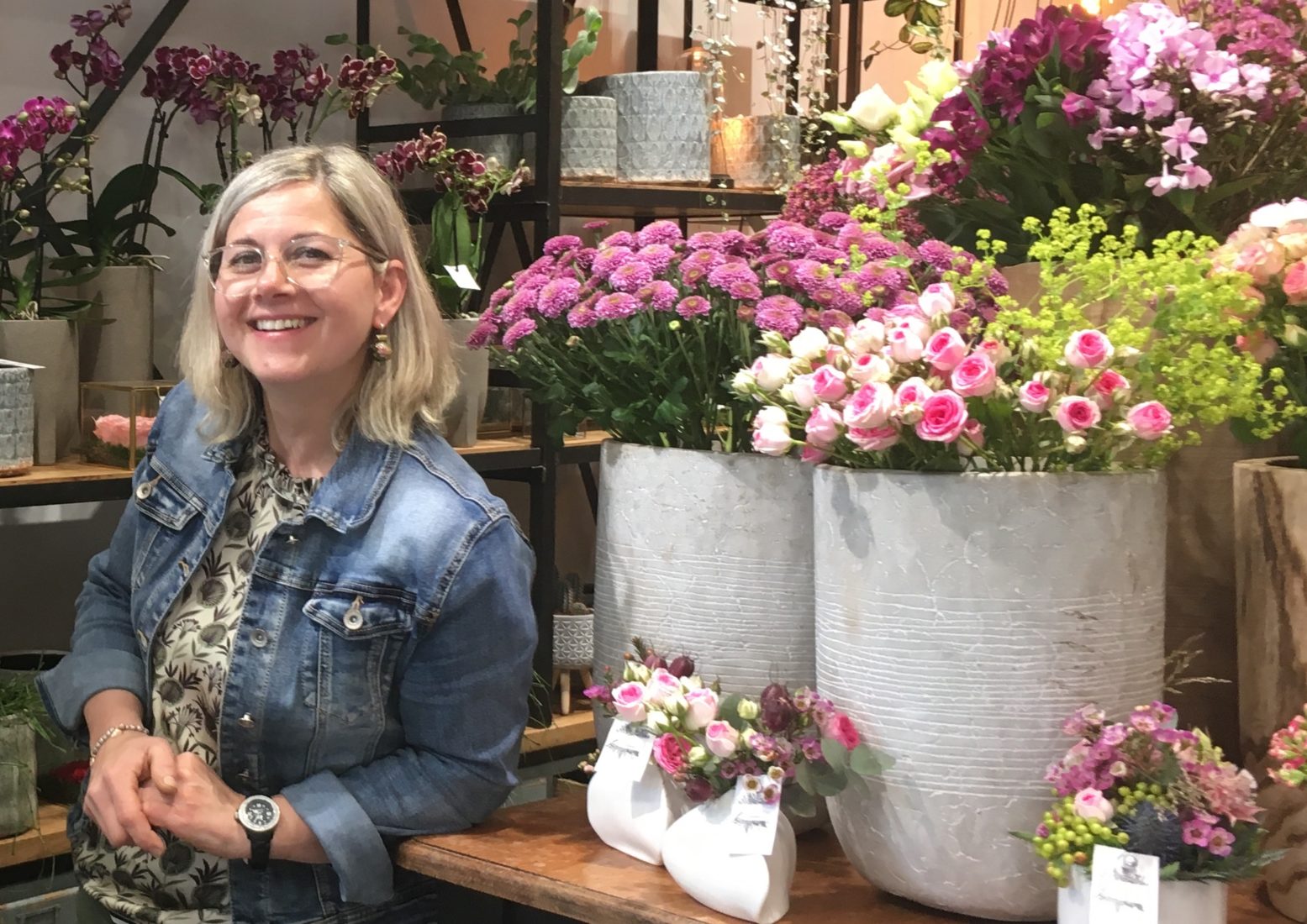 Chamonix Sabine Masson dans sa boutique de fleurs