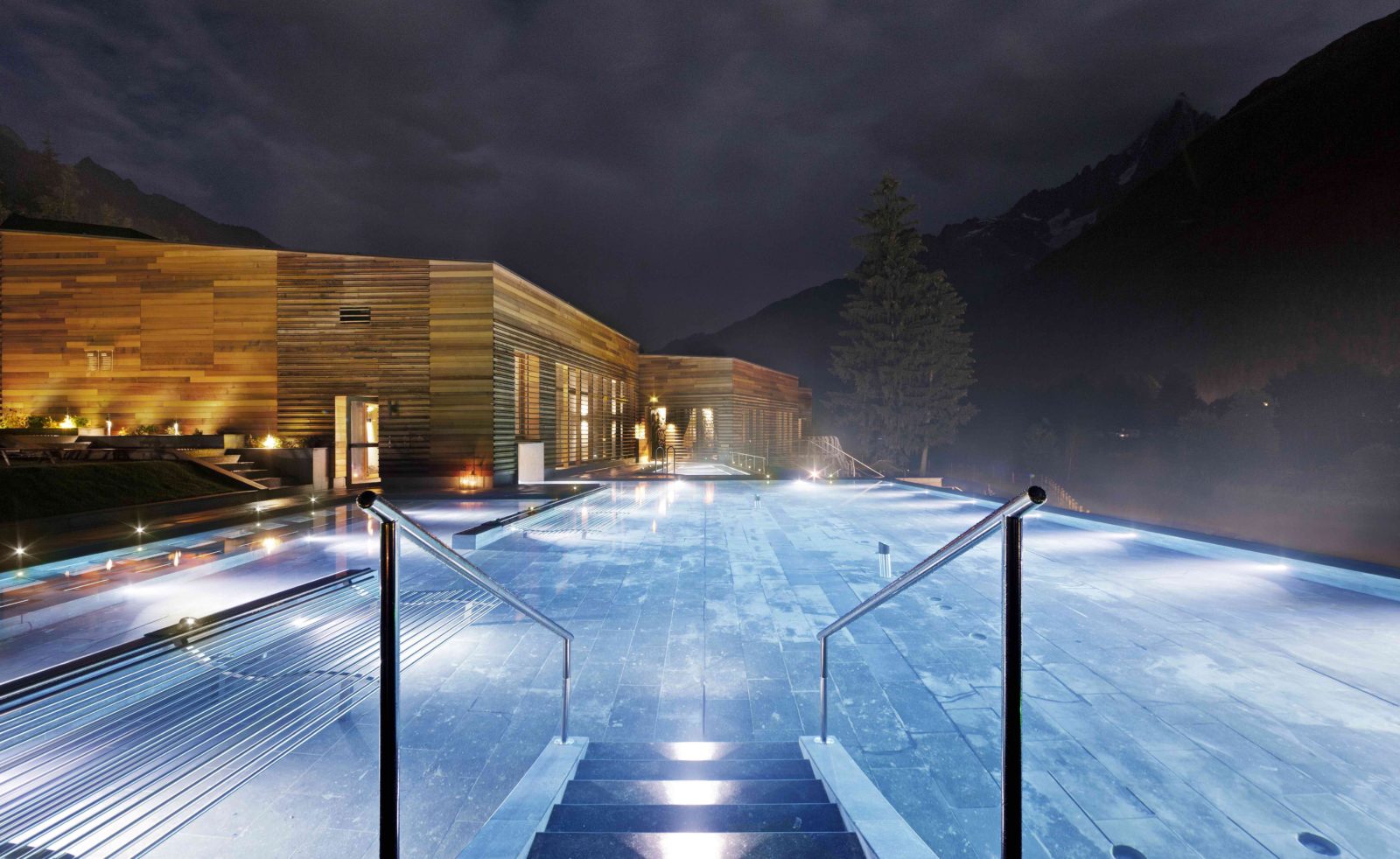  QC Terme Chamonix vue de nuit