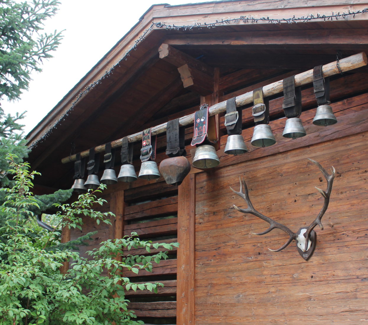  Hôtel Alpina Gstaad cloches sans le jardin