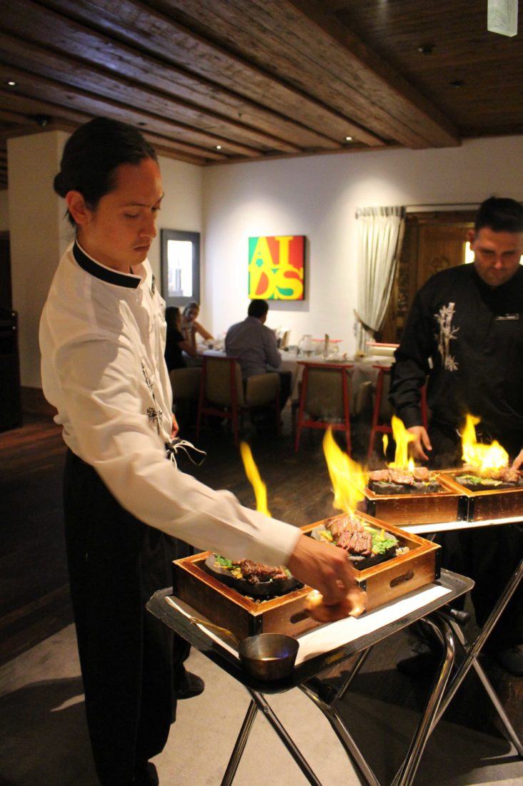 MEGU restaurant japonais Alpina Gstaad boeuf flambé